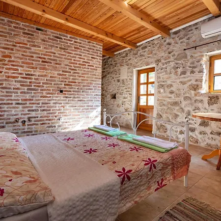 Gorgeous In * Lisane Tinjske