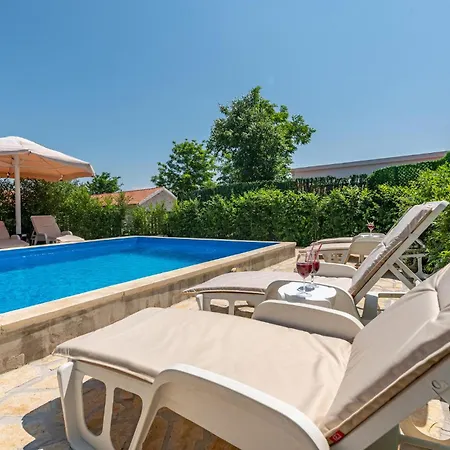 Gorgeous In * Lisane Tinjske